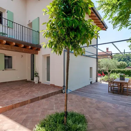 Stylish - P R A T E L L O Villa